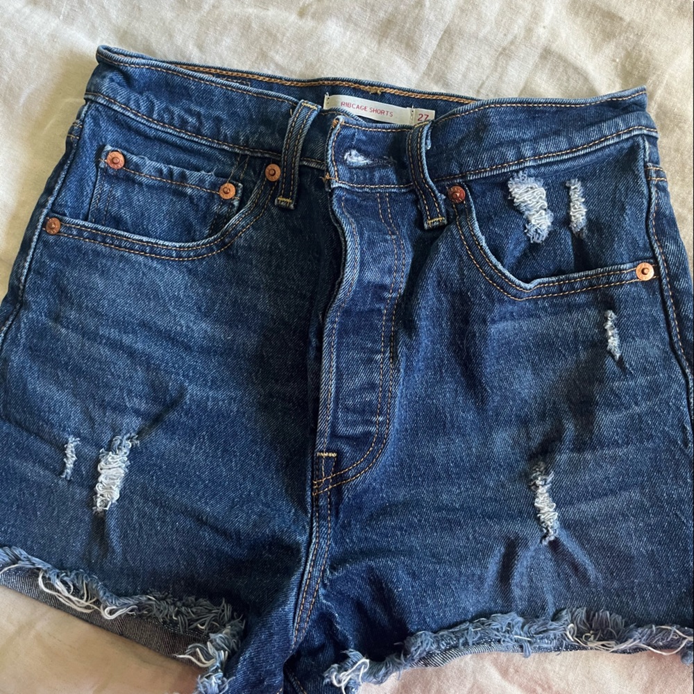 Levi rib cage woman’s shorts medium wash